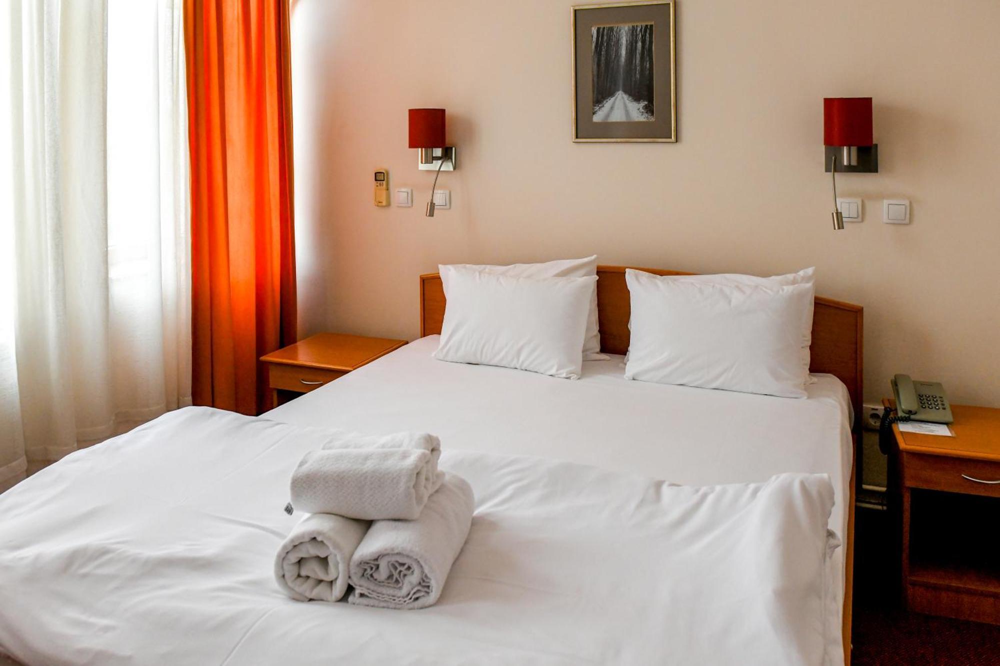 Hotel Fontana Bačka Palanka Esterno foto