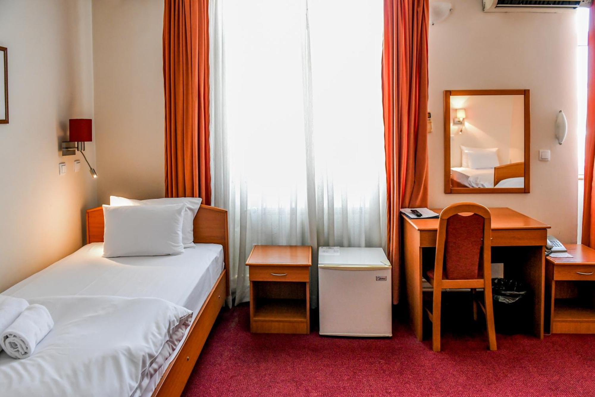 Hotel Fontana Bačka Palanka Esterno foto