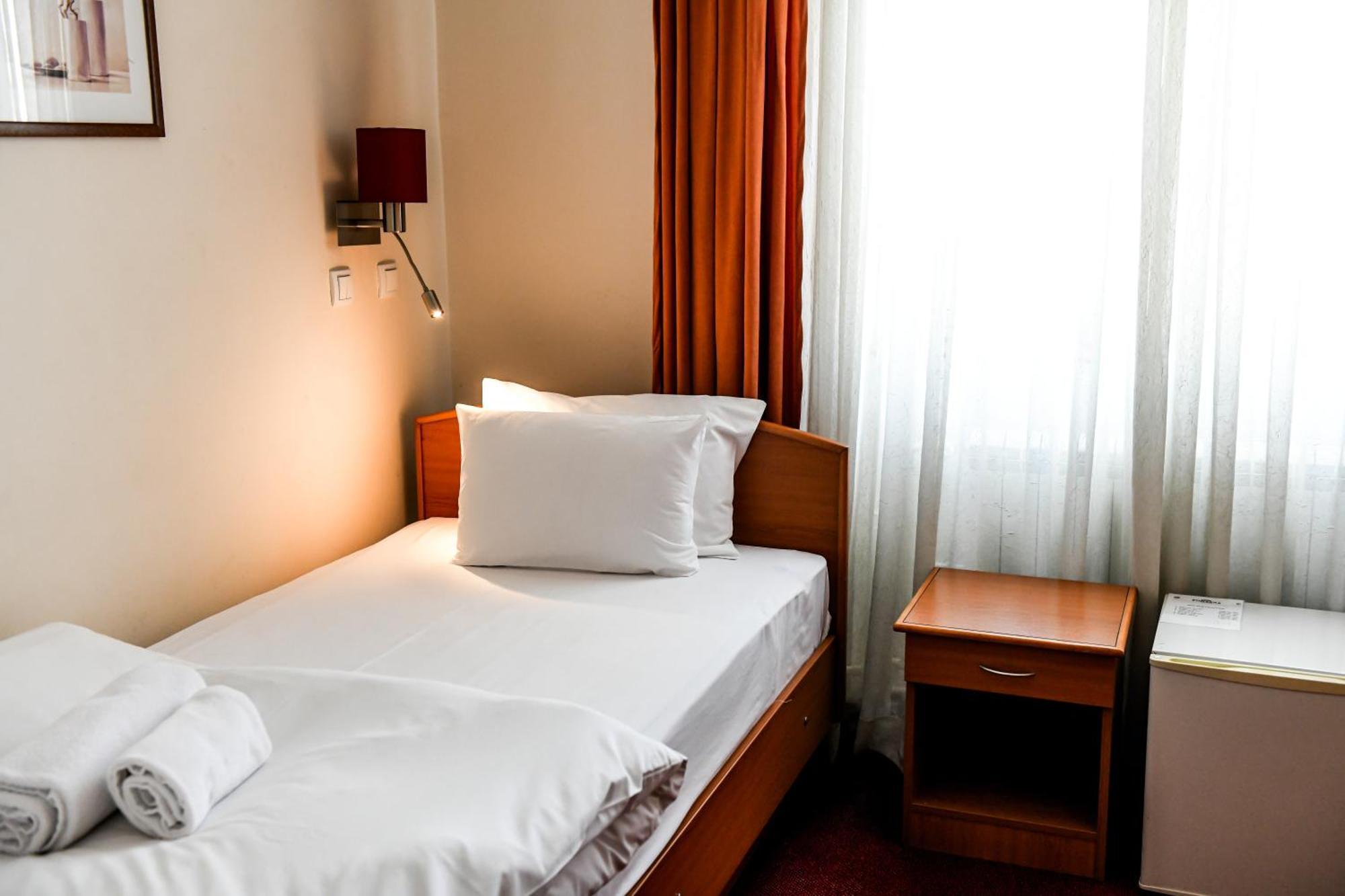 Hotel Fontana Bačka Palanka Esterno foto